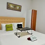 Urbanview Syariah Near Stadion Manahan Solo