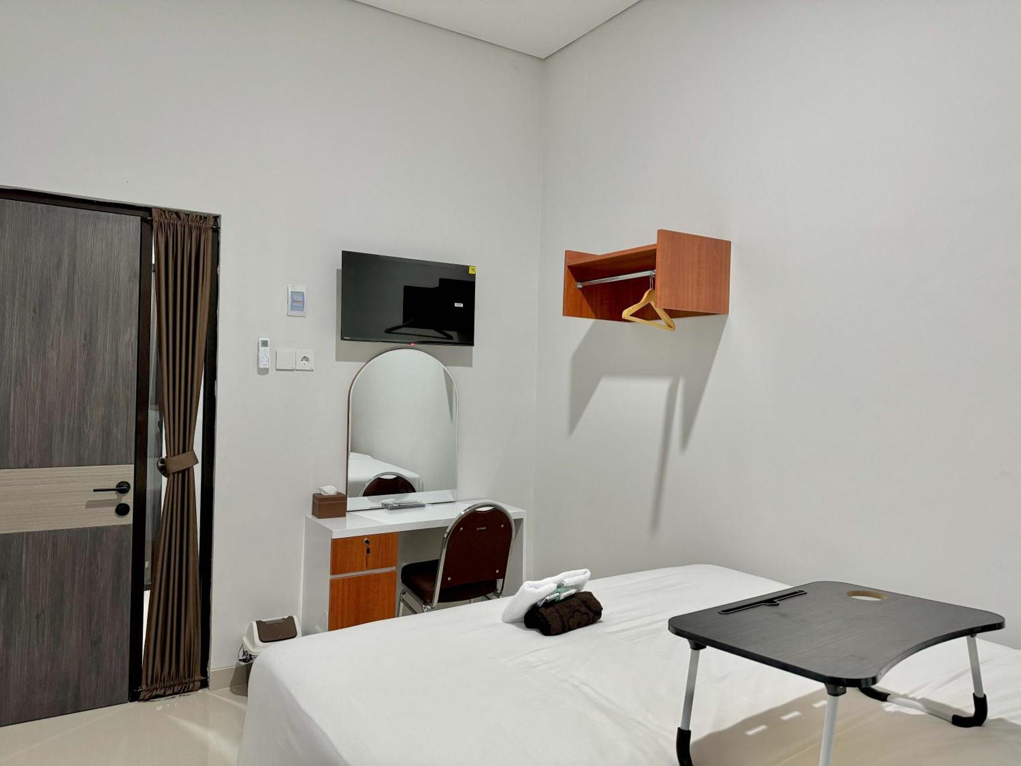Urbanview Syariah Near Stadion Manahan Surakarta (Solo)