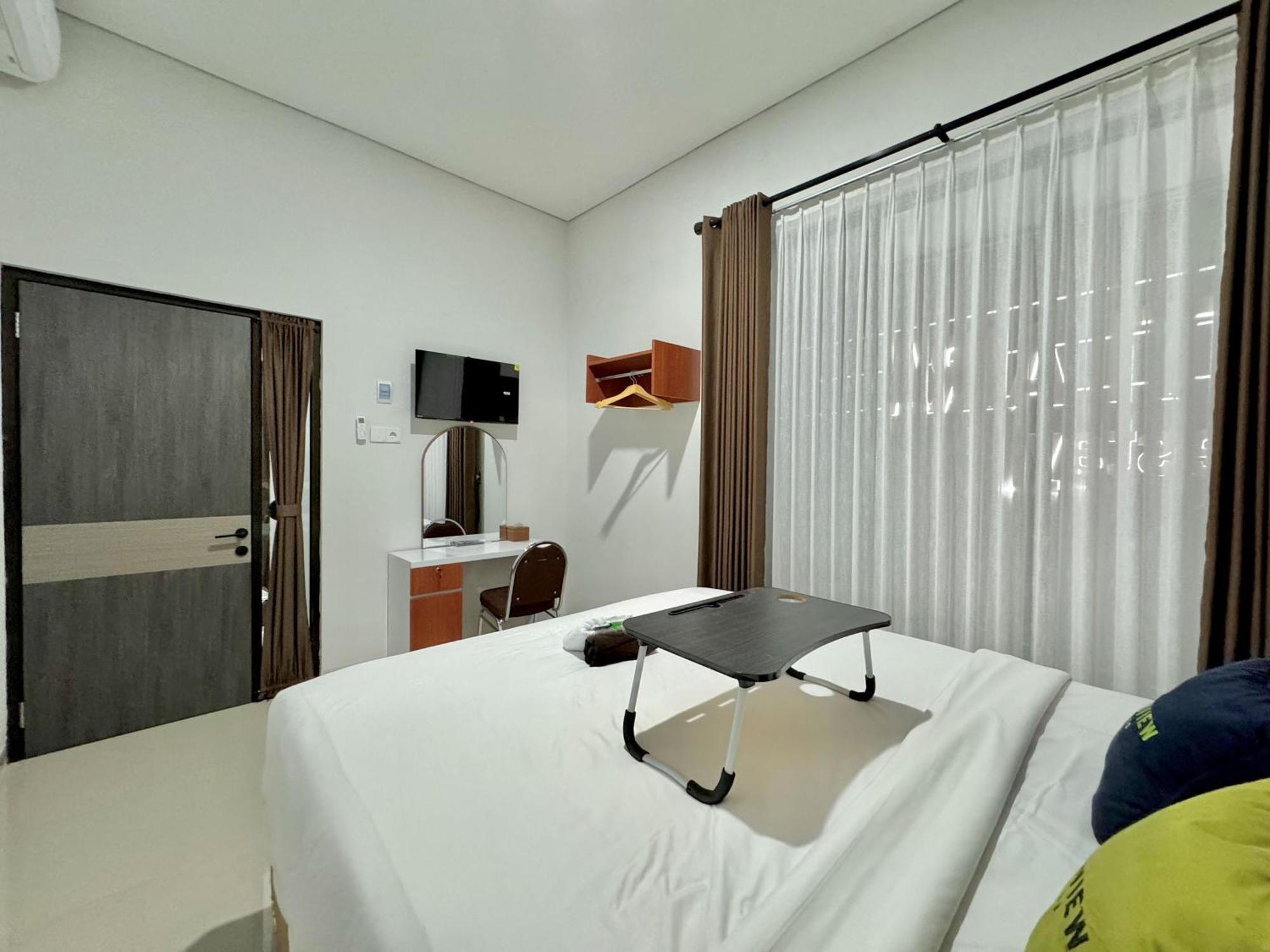 Hotel Urbanview Syariah Near Stadion Manahan 3*